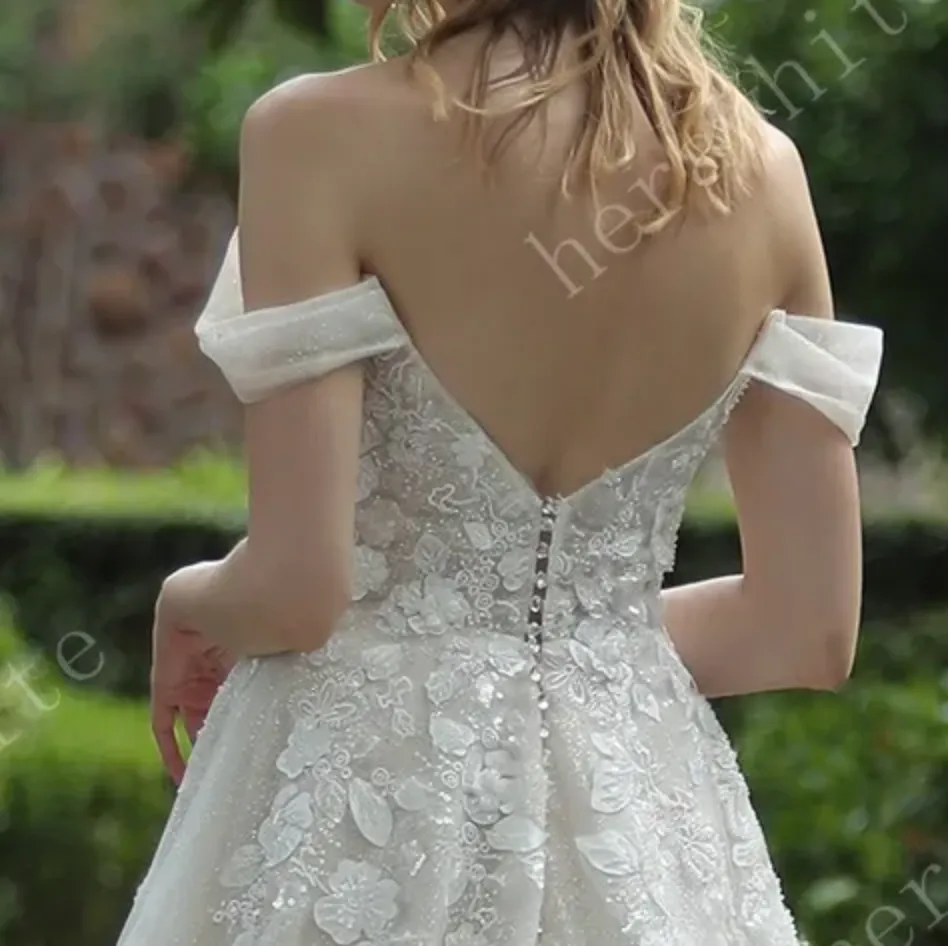 Elegant Floral Lace Wedding Dress with Off-Shoulder Straps