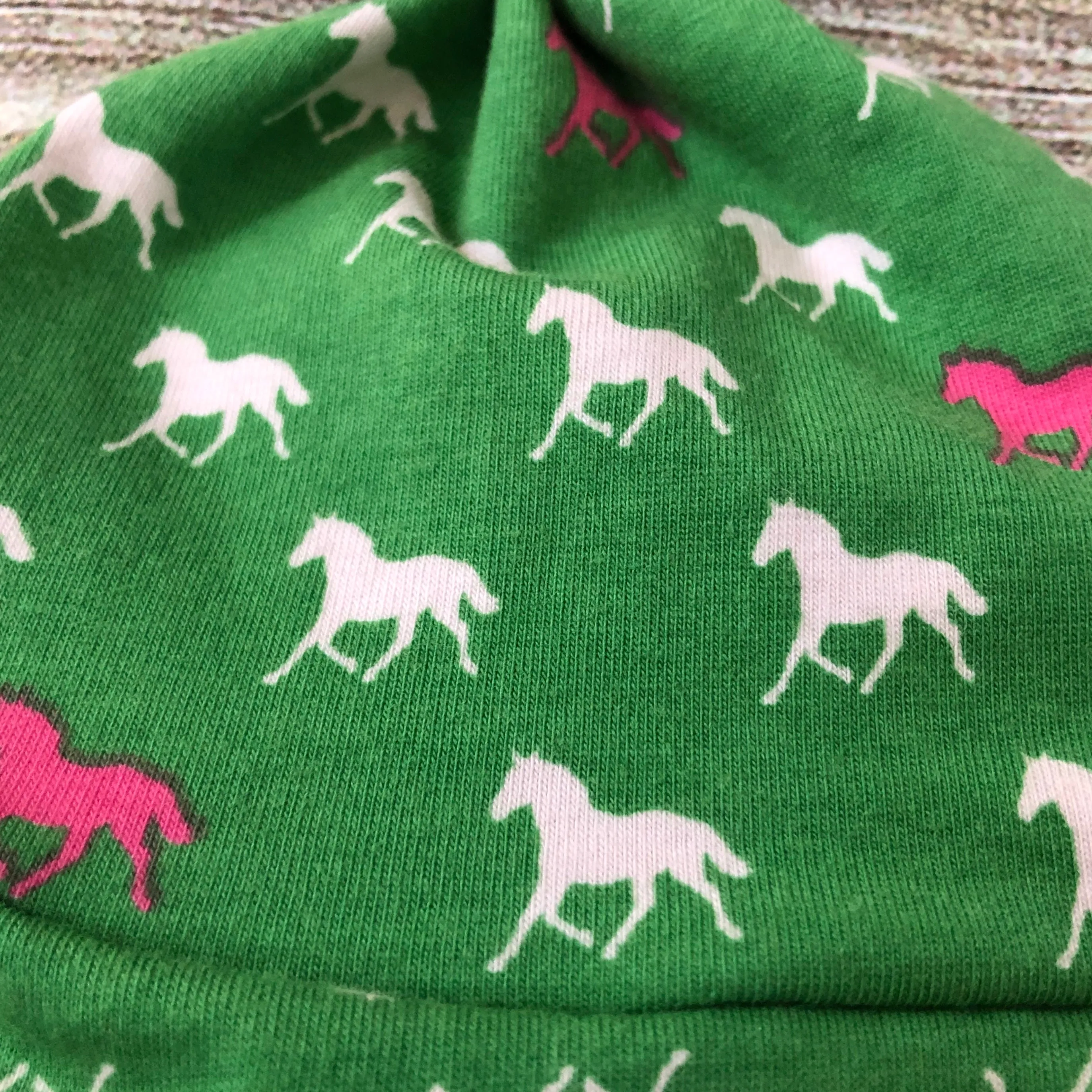 Knot Hat in Newborn: Horses on Green